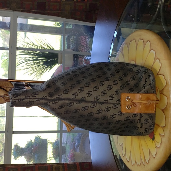 💘🖤💘 DOONEY & BOURKE KHAKI SIGNATURE MONOGRAM JACQUARD TASSEL DRAWSTRING BAG - Picture 4 of 15